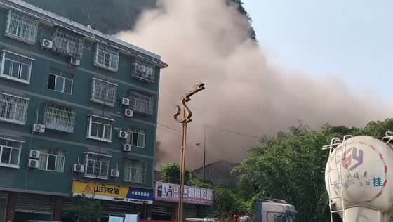 Mountain landslide causes panic in Sichuan, China