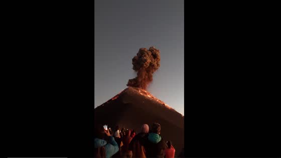Witness captures Volcán de Fuego eruption in Guatemala
