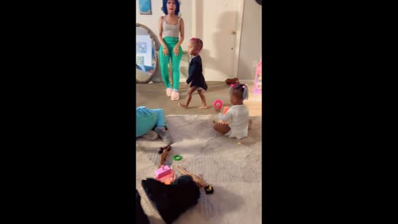 Twins hilariously team up during playful sibling moment in Jacksonville, Florida, USA