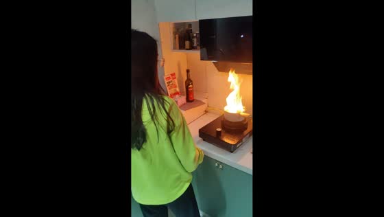 Kitchen fire flares up after water is poured onto burning pan in Jiangxi, China