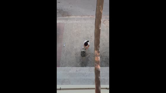 Brother pranks sister with water-filled bag drop in Istanbul, Turkey