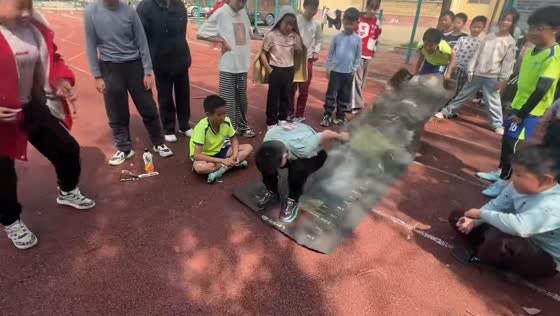 Playful long jump trick pulls off a laugh in Hubei, China
