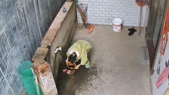 Pot breaks while being held with food
