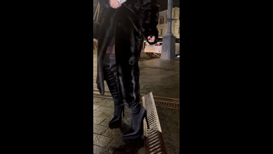 Girl’s heel gets stuck in drainage grate, making mom laugh in Vinnytsia, Ukraine