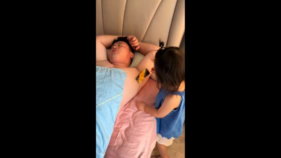 Daughter pranks father with armpit waxing in Jiangsu, China