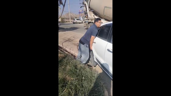 Good Samaritan helps free trapped car from soft mud in Gansu, China