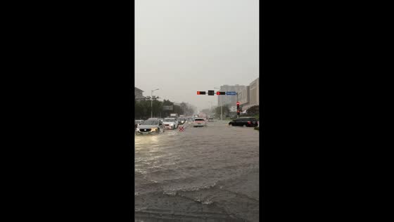 Flooded intersection slows traffic in Shandong, China
