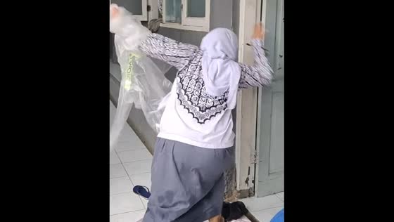 Student falls after teacher's unexpected question, Ciparay, Indonesia