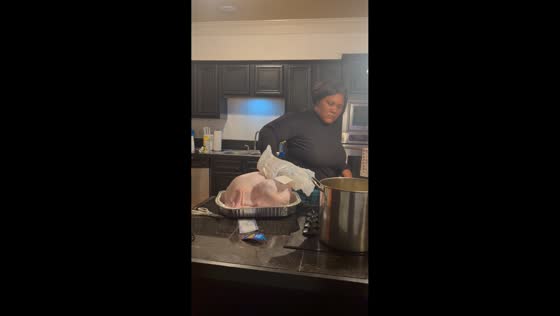 First-time turkey prep turns hilarious in Little Rock, USA
