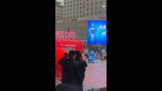 Animal statue slides across street during strong wind in Shandong, China