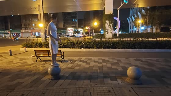 Woman loses balance while jumping between stone bollards in Hubei, China