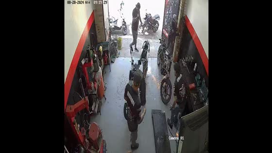 Motorbike catches fire during startup attempt in Piedecuesta, Colombia