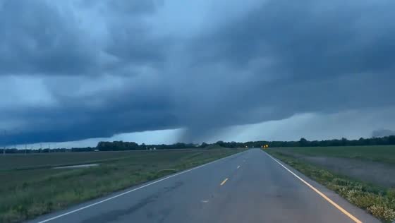 Video captures tornado in Carterville, Illinois