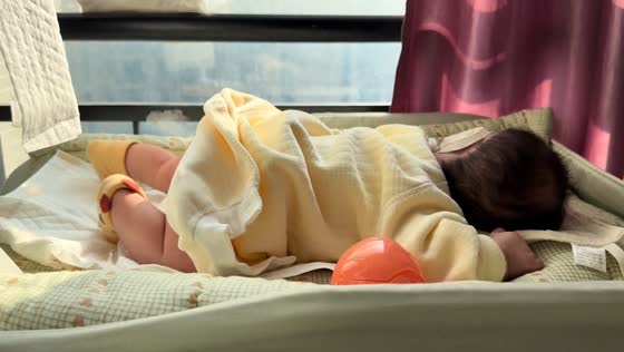 Baby adorably passes gas in Hubei, China