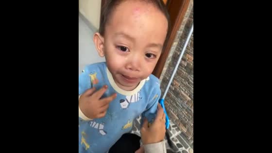 Little boy pauses crying to sing with sibling in Jakarta, Indonesia