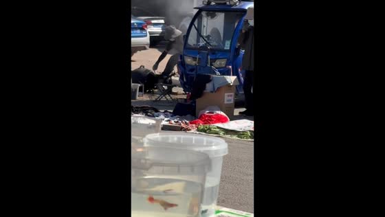 Street popcorn maker startles crowd after pressure machine suddenly bursts in Liaoning, China
