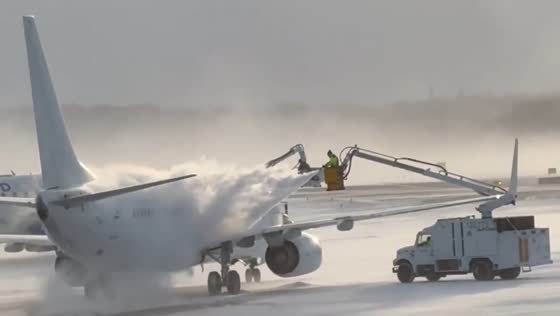 Snowy conditions prompt de-icing of Avelo Airlines Boeing 737 in Rochester, New York, USA