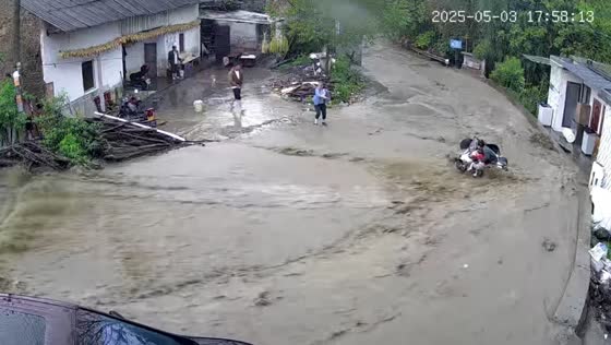 Woman and child swept by flood rescued by bystanders in Zhejiang, China