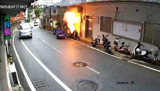 Fire breaks out from charging bike outside storefront in Guangdong, China