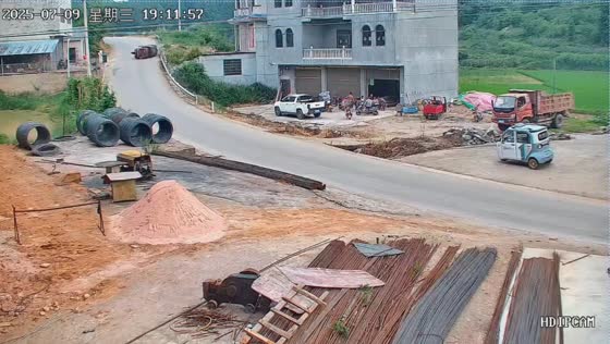 Tricycle tips over and keeps going after fall in Guizhou, China
