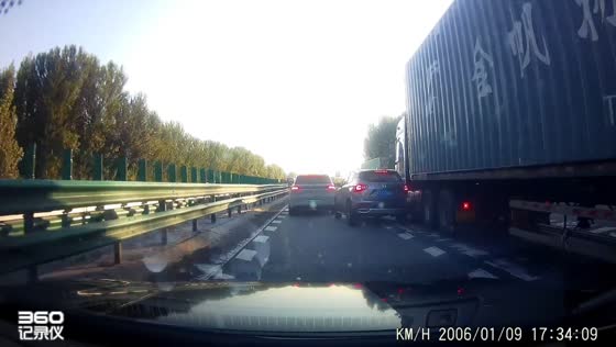 Car loses control and collides with truck in Liaoning, China