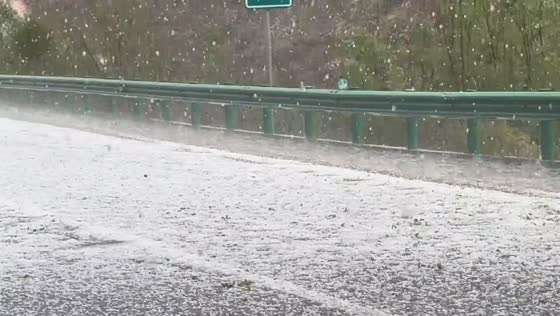 Severe hailstorm covers road and traps people near tunnel in Gansu, China