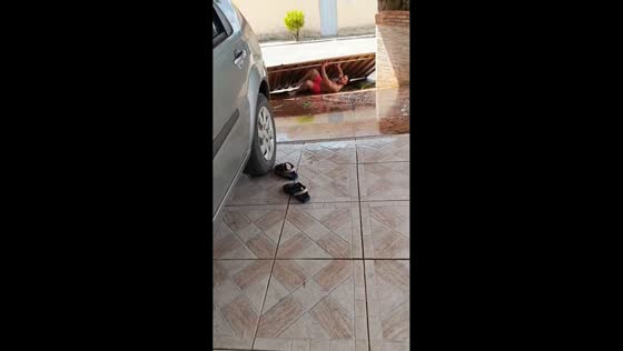 Man hit by collapsing gate during playful slide in Caeté, Brazil