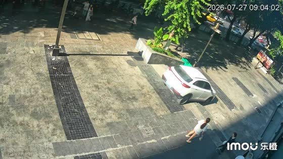 Driver twice hits concrete step after taking wrong route in Chongqing, China