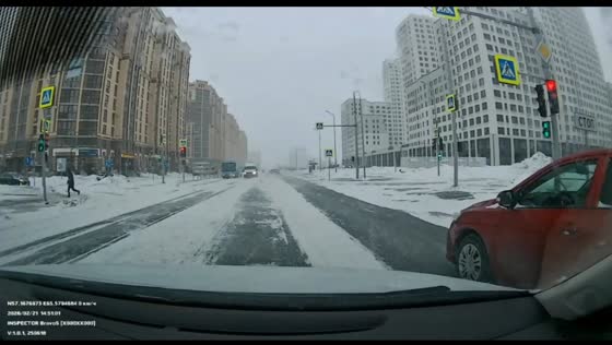 Pedestrian narrowly escapes accident at busy intersection in Tyumen, Russia