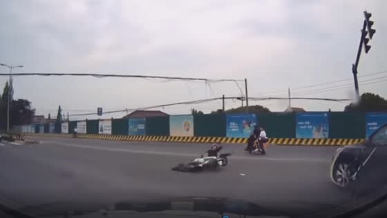 Terrifying mishap: electric bike tumbles as tricycle's rope causes crash in Fujian Province, China