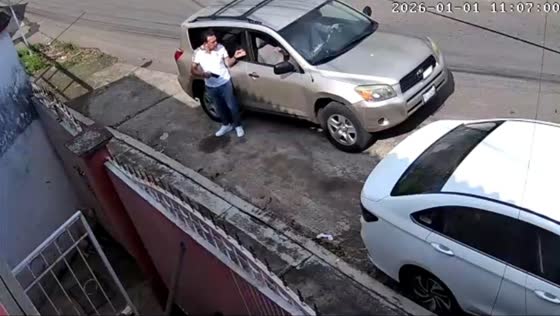 Man accidentally slams his hand in car door in Chiapas, Mexico