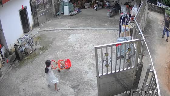 Girl prevents stroller from tipping over in Guangdong, China