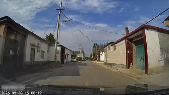 Car collides with a speeding van at a residential intersection in Shandong, China