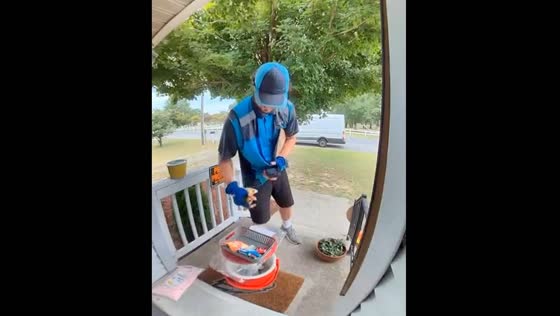 Delivery person takes snacks left by homeowner in Delaware