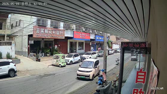 E-bike collides with parked car on roadside in Henan, China