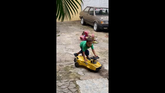 Toy tricycle mishap sends girl tumbling in Belo Horizonte, Brazil