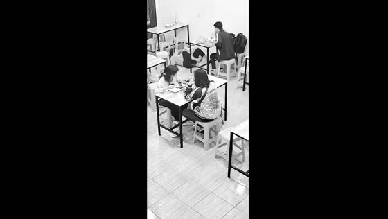 Unexpected chair collapse turns dining mishap into laughter at Semarang restaurant