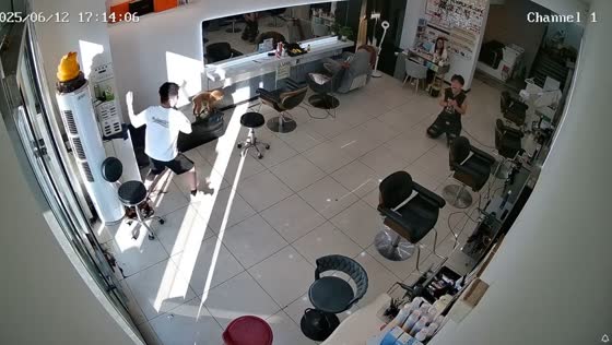 Man gets electrocuted by blower in salon in Liaoning, China