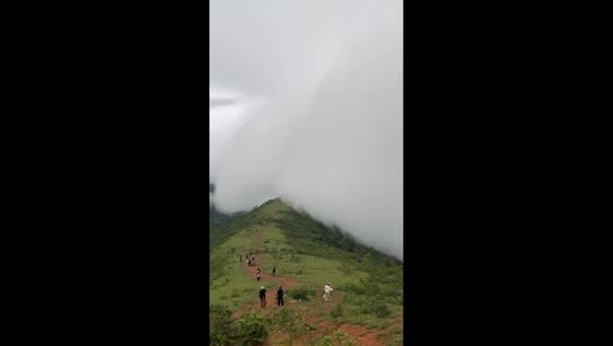 Hikers engulfed by heavy fog in Guangxi, China