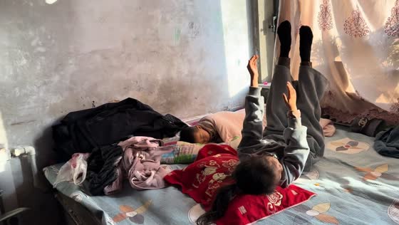 Young girl caught pretending to sleep in funny moment in Liaoning, China