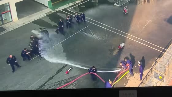 Fire hose mishap sprays bystanders in Yunnan, China