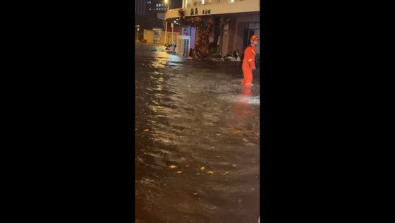 Heavy rain triggers severe street flooding as rescue crews respond in Tianjin, China