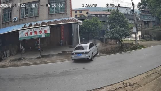 Silver Chery Arrizo 8 crashes into storefront after losing control in Hunan, China