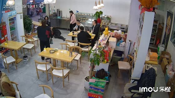 Man collapses in restaurant in Sichuan, China