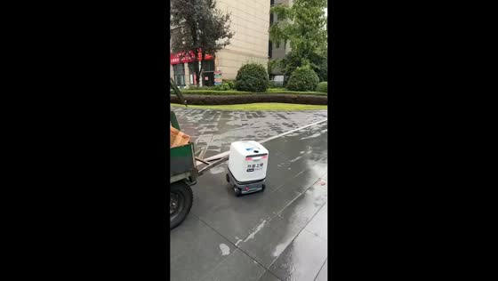 Delivery robot tips backward after hitting e-bike tow bar in Sichuan, China