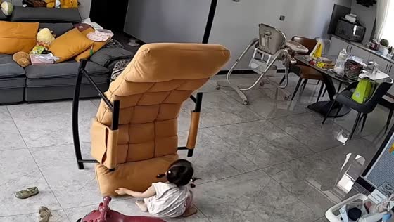 Child upset after rock chair mishap in Shandong, China