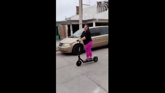 Scooter rider loses balance and takes a tumble in Los Mochis, Sinaloa