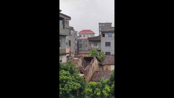 Traditional building collapses amid severe weather in Putian, China