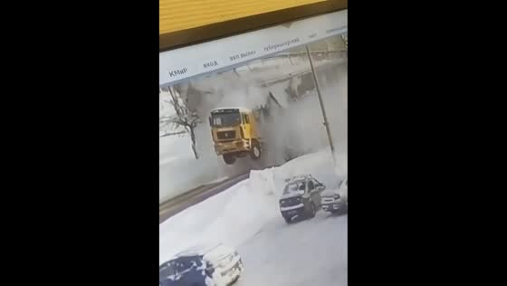 Dump truck collapses heating main, blocking traffic in Bezvodnaya, Russia