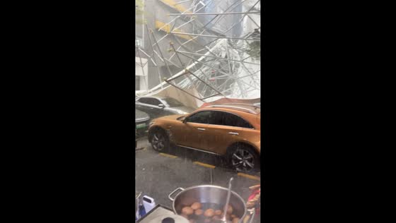 Scaffolding collapses onto parked vehicles during heavy rain in Guangdong, China